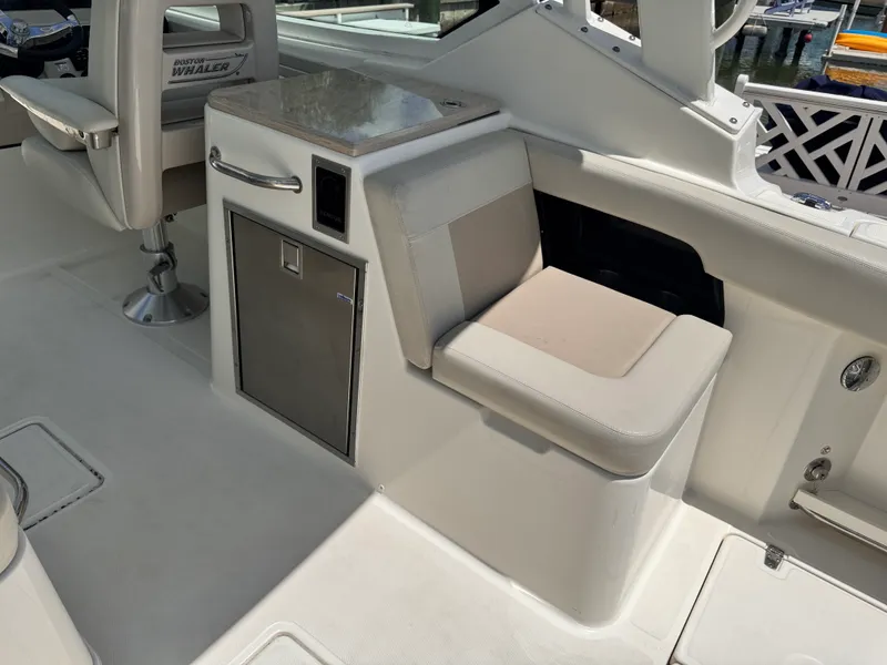 Slide: The Image of Boston Whaler 280 VANTAGE 2022 - 11