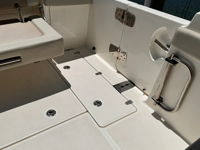 Slide: The Image of Boston Whaler 280 VANTAGE 2022 - 23