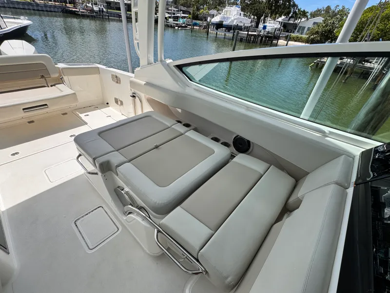 Slide: The Image of Boston Whaler 280 VANTAGE 2022 - 26