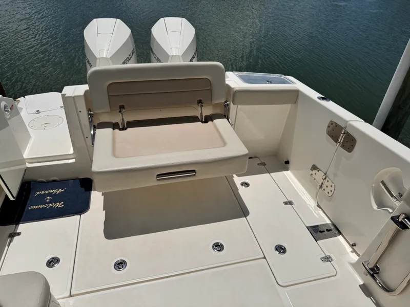 Slide: The Image of Boston Whaler 280 VANTAGE 2022 - 8