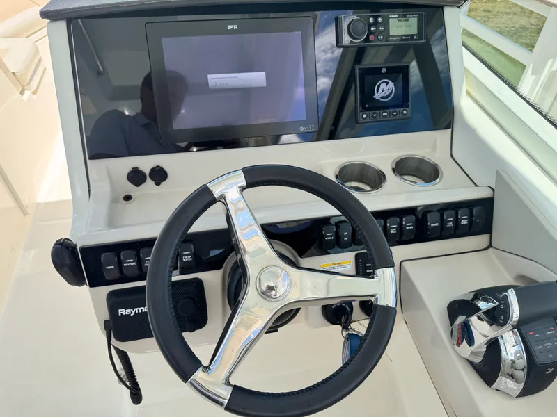 Slide: The Image of Boston Whaler 280 VANTAGE 2022 - 15