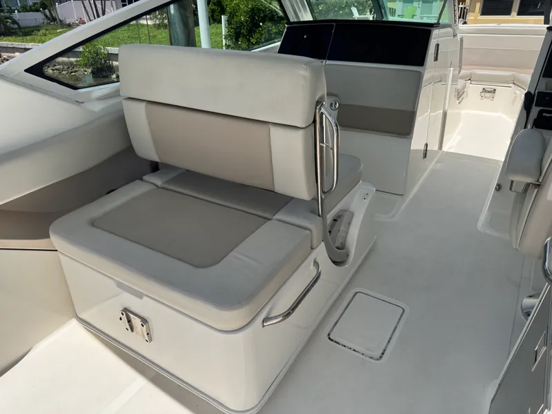 Slide: The Image of Boston Whaler 280 VANTAGE 2022 - 12