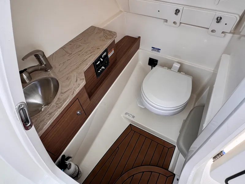 Slide: The Image of Boston Whaler 280 VANTAGE 2022 - 24