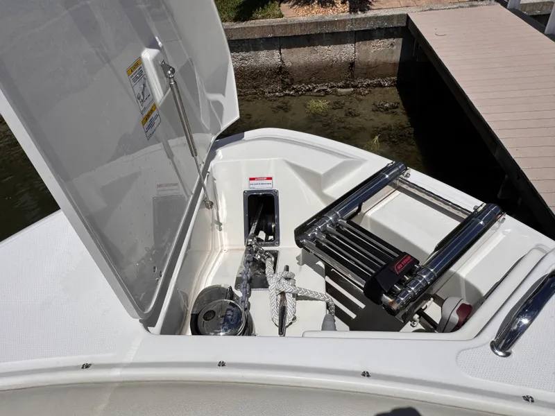 Slide: The Image of Boston Whaler 280 VANTAGE 2022 - 17
