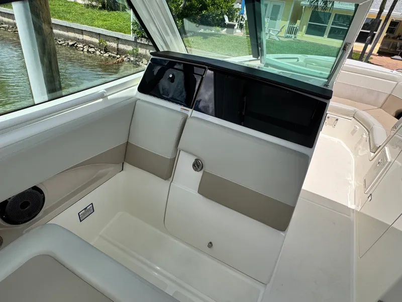 Slide: The Image of Boston Whaler 280 VANTAGE 2022 - 25