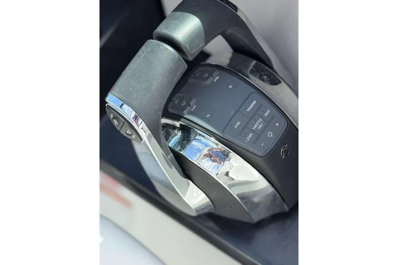 Slide: The Image of Throttle control panel of 2022 Four Winns H290 OB boat, featuring sleek design and controls. - 6
