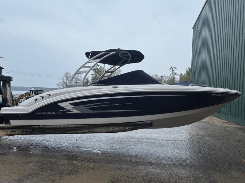 The Image of 2023 Chaparral 23 SSi boat on a trailer, side view. - 1