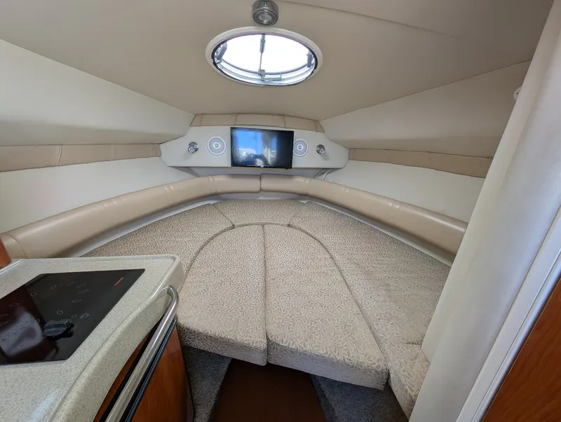 Slide: The Image of Interior of 2007 Larson Cabrio 240 yacht cabin. - 28