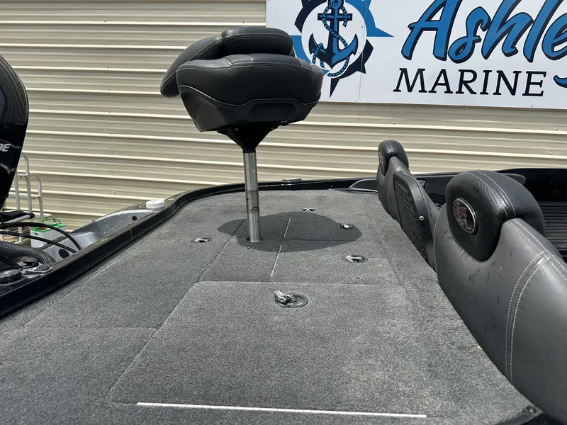 Slide: The Image of 2013 Ranger Z100 Series boat with seat and gray carpet. - 8