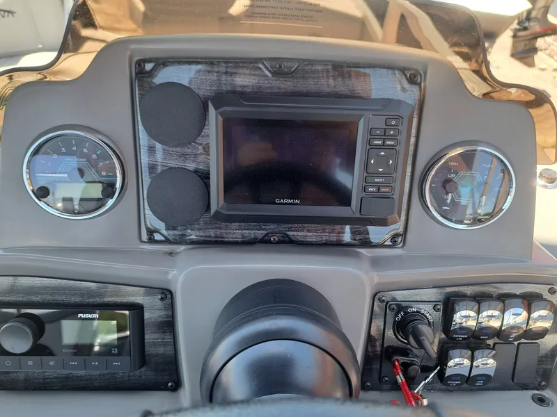 Slide: The Image of Dashboard of Avalon Venture 85 Quad Fish 2026 with Garmin navigation. - 17
