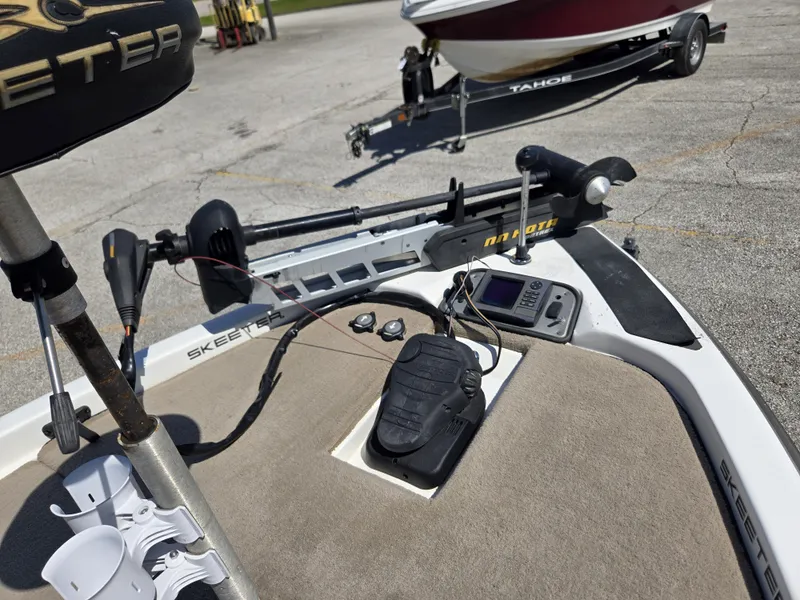 Slide: The Image of 2015 Skeeter ZX200 boat with Minn Kota trolling motor. - 14