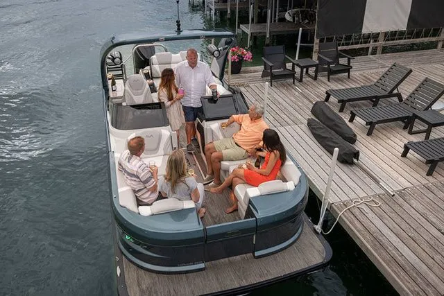 Slide: The Image of Avalon Excalibur Quad Lounge Windshield 27 FT 2026 - 16