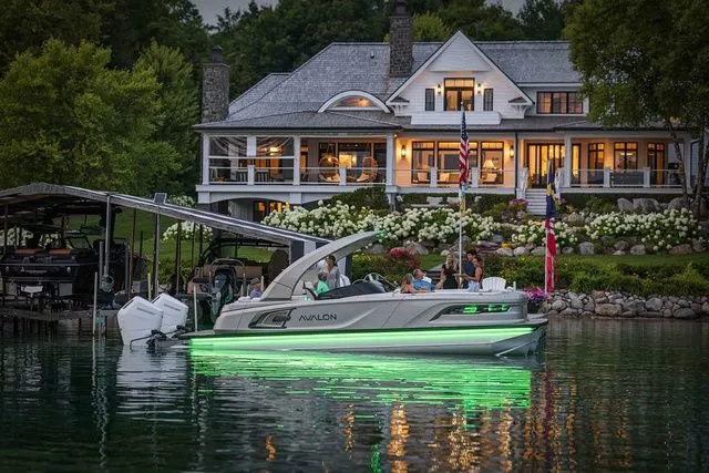 Slide: The Image of Avalon Excalibur Quad Lounge Windshield 27 FT 2026 - 3