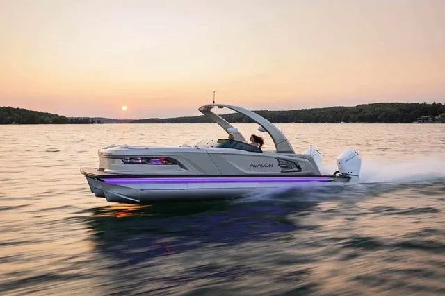 Slide: The Image of Avalon Excalibur Quad Lounge Windshield 27 FT 2026 - 7