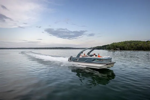 Slide: The Image of Avalon Excalibur Quad Lounge Windshield 27 FT 2026 - 9