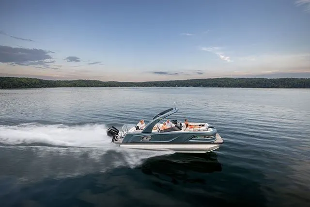 Slide: The Image of Avalon Excalibur Elite Windshield 25 FT 2026 - 10