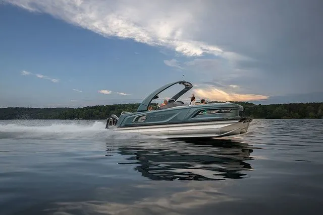 Slide: The Image of Avalon Excalibur Elite Windshield 25 FT 2026 - 13