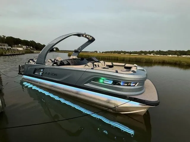 Slide: The Image of Avalon Excalibur Elite Windshield 25 FT 2026 - 17