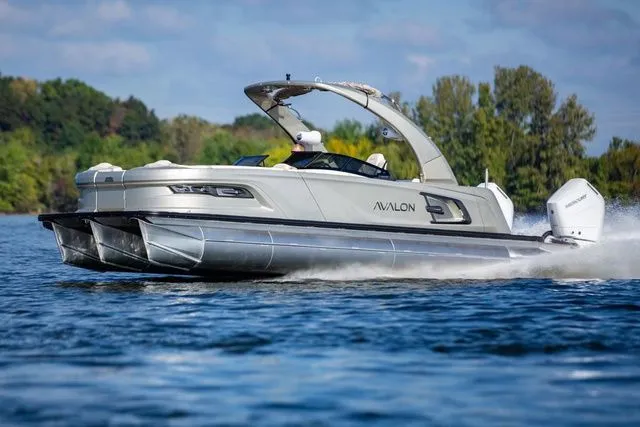 Slide: The Image of Avalon Excalibur Elite Windshield 25 FT 2026 - 3