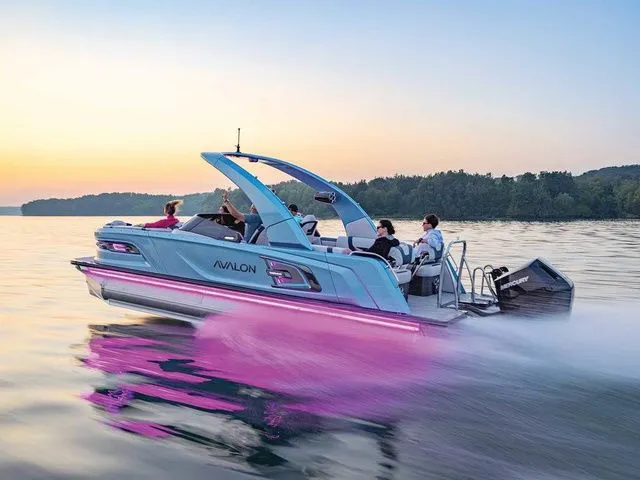 Slide: The Image of Avalon Excalibur Elite Windshield 25 FT 2026 - 7