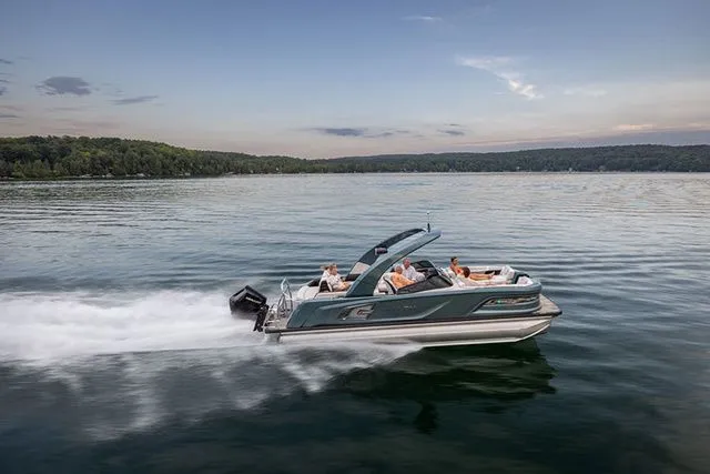 Slide: The Image of Avalon Excalibur Elite Windshield 25 FT 2026 - 9