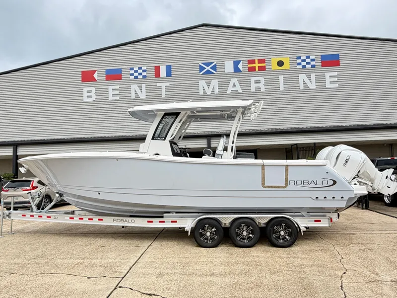 The Image of Robalo R300 Center Console 2026 - 1
