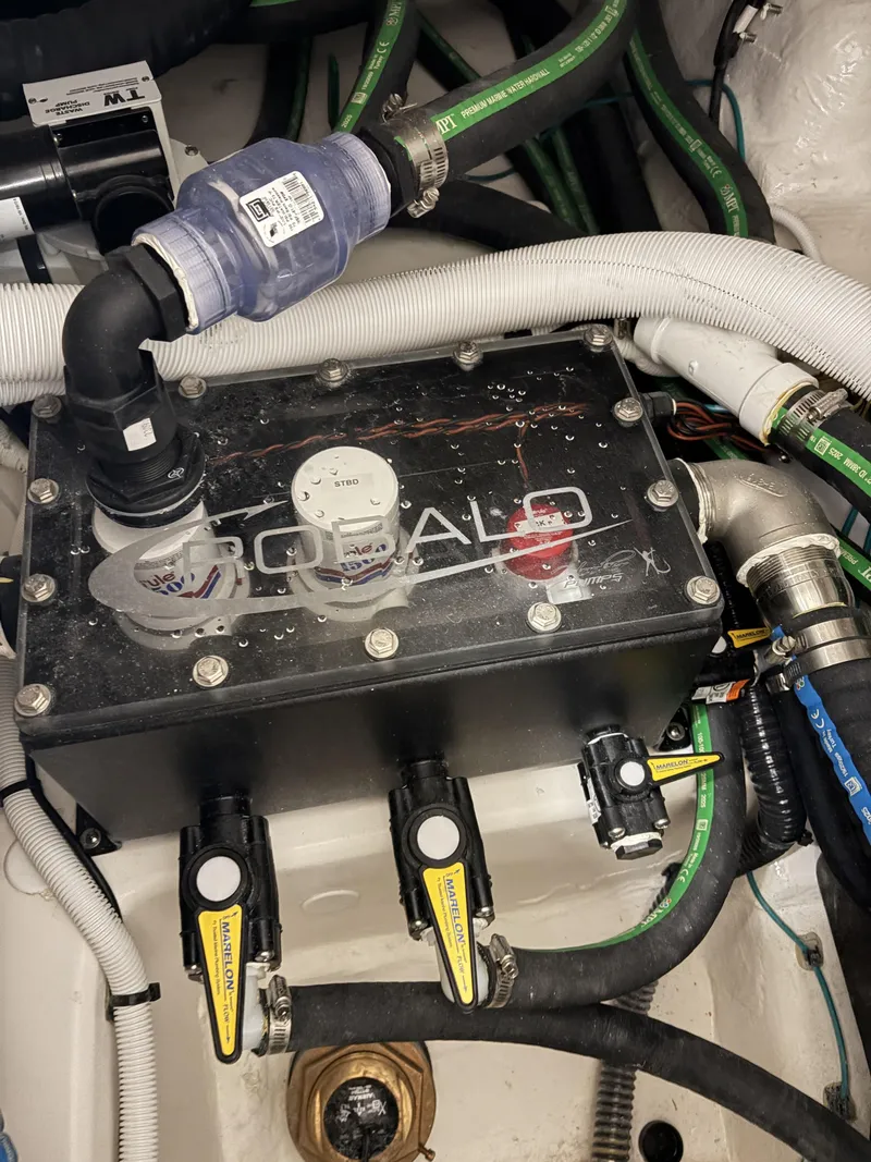 Slide: The Image of Robalo R300 Center Console 2026 - 25