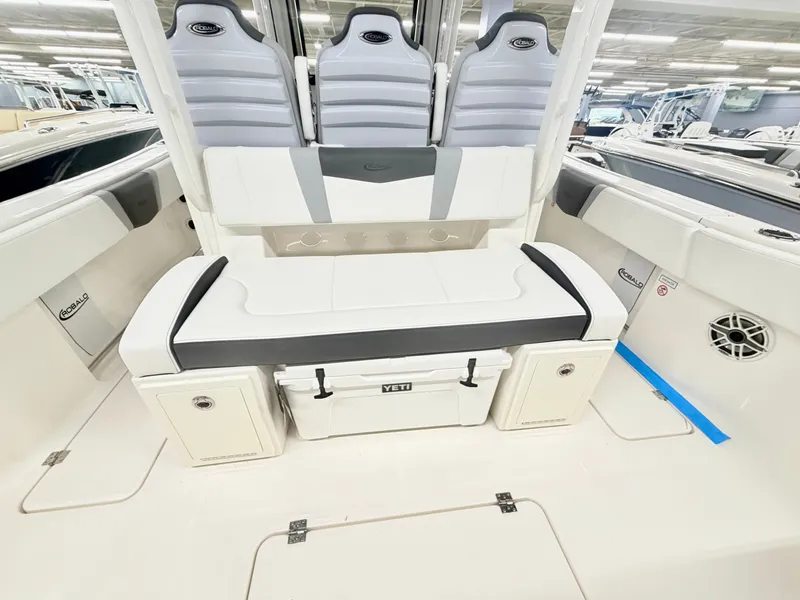 Slide: The Image of Robalo R300 Center Console 2026 - 28
