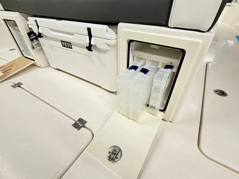 Slide: The Image of Robalo R300 Center Console 2026 - 29
