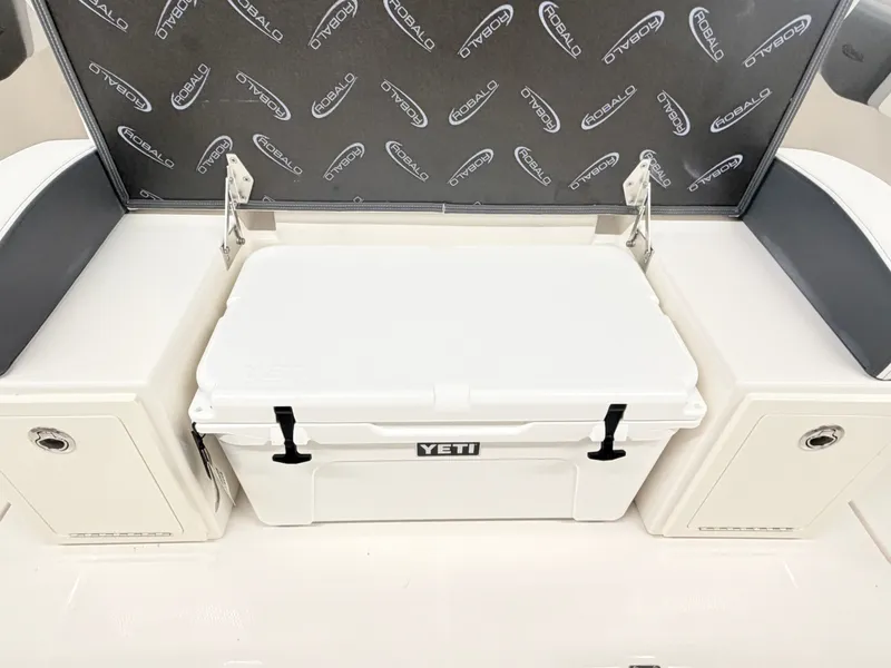 Slide: The Image of Robalo R300 Center Console 2026 - 30