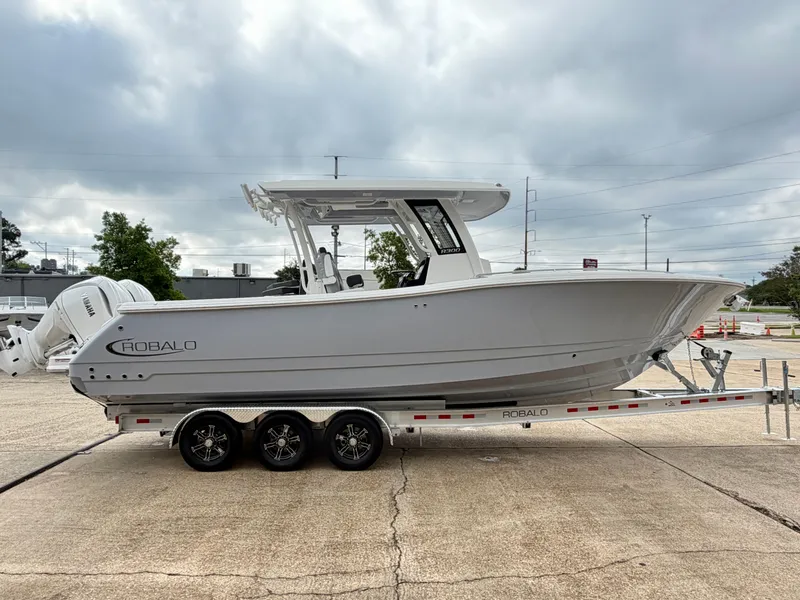 Slide: The Image of Robalo R300 Center Console 2026 - 4