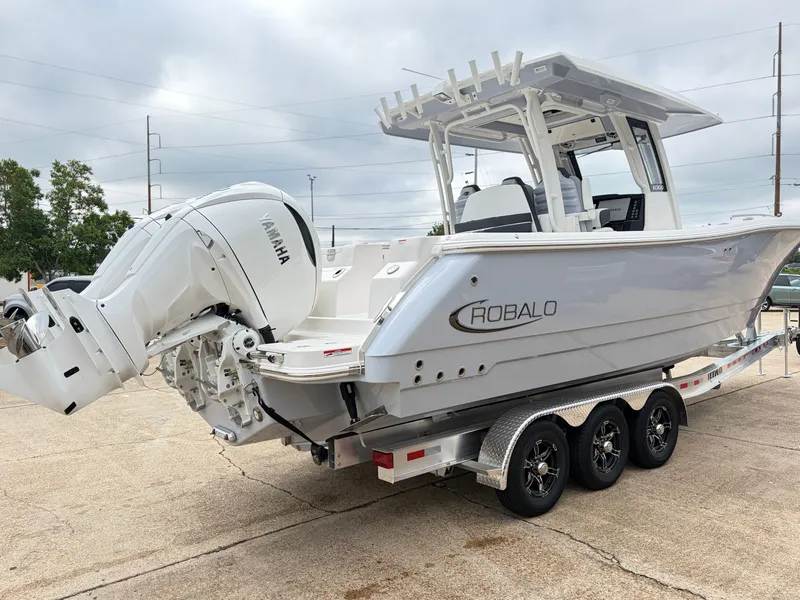 Slide: The Image of Robalo R300 Center Console 2026 - 5