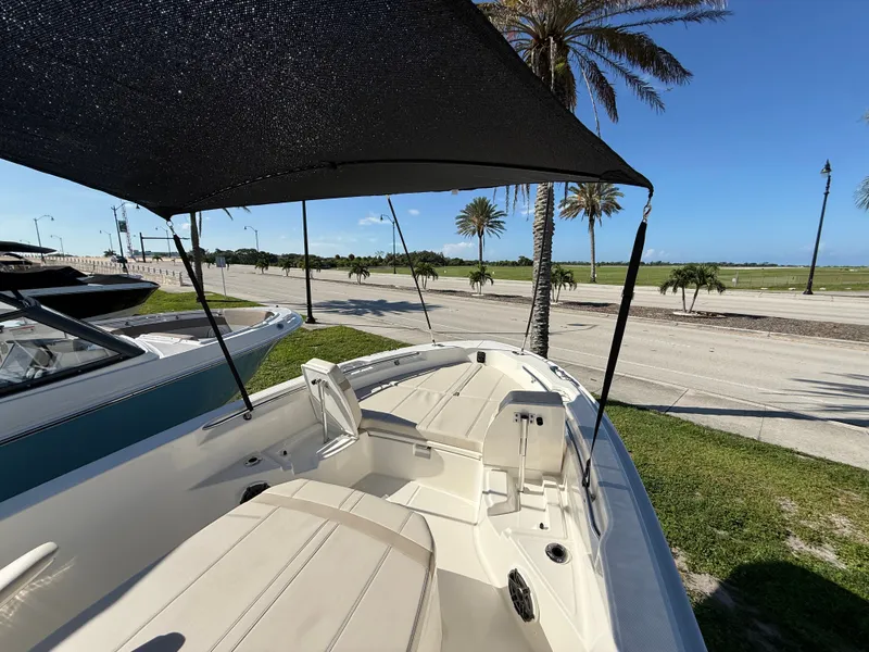 Slide: The Image of Boston Whaler 250 Dauntless 2027 - 16