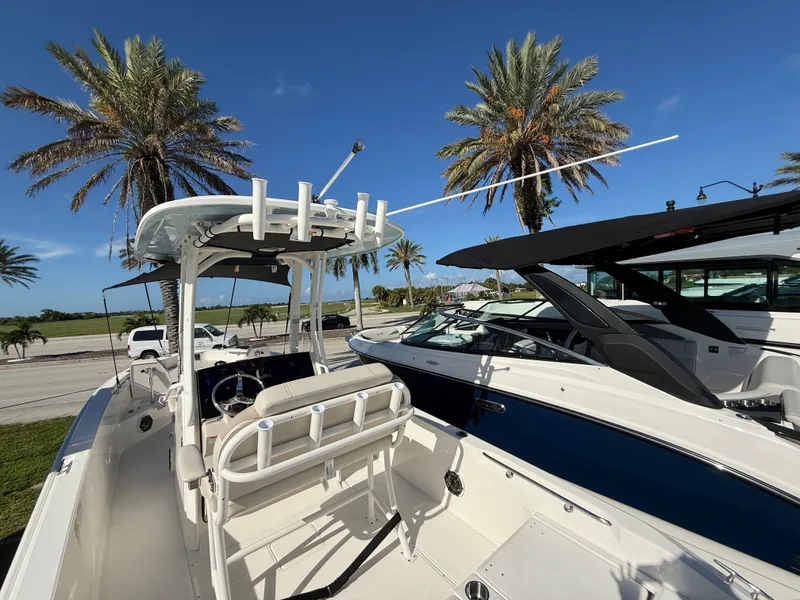 Slide: The Image of Boston Whaler 250 Dauntless 2027 - 31