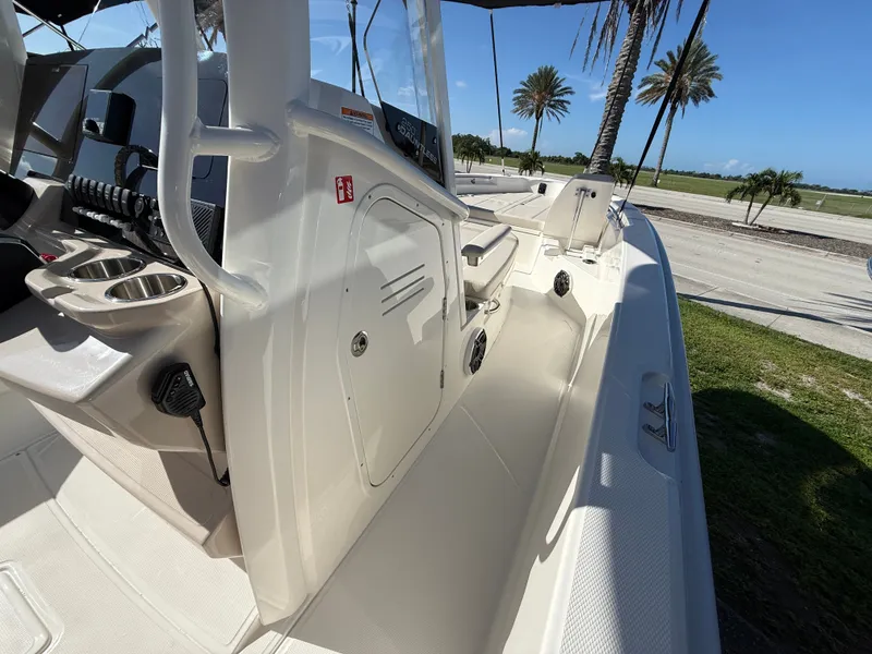 Slide: The Image of Boston Whaler 250 Dauntless 2027 - 18