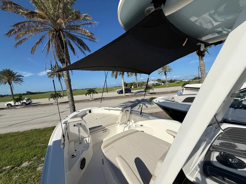 Slide: The Image of Boston Whaler 250 Dauntless 2027 - 14