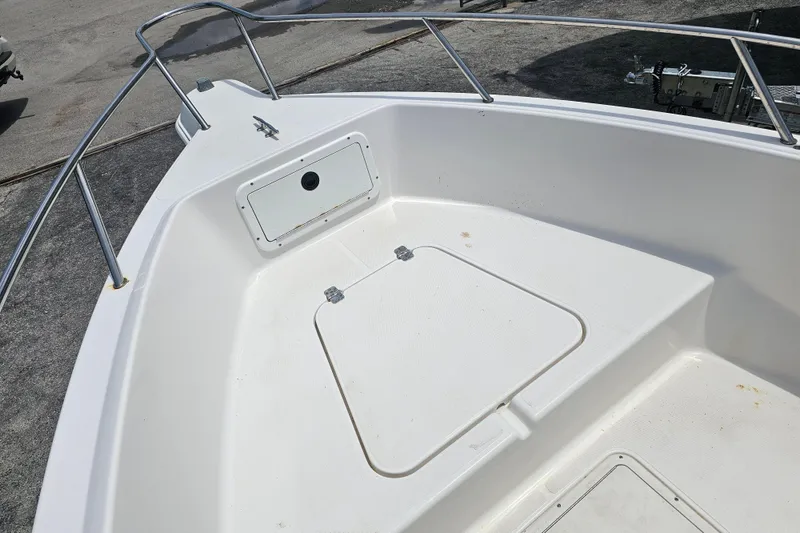 Slide: The Image of 1997 Wellcraft 190 CCF boat deck with storage compartment and railing. - 5