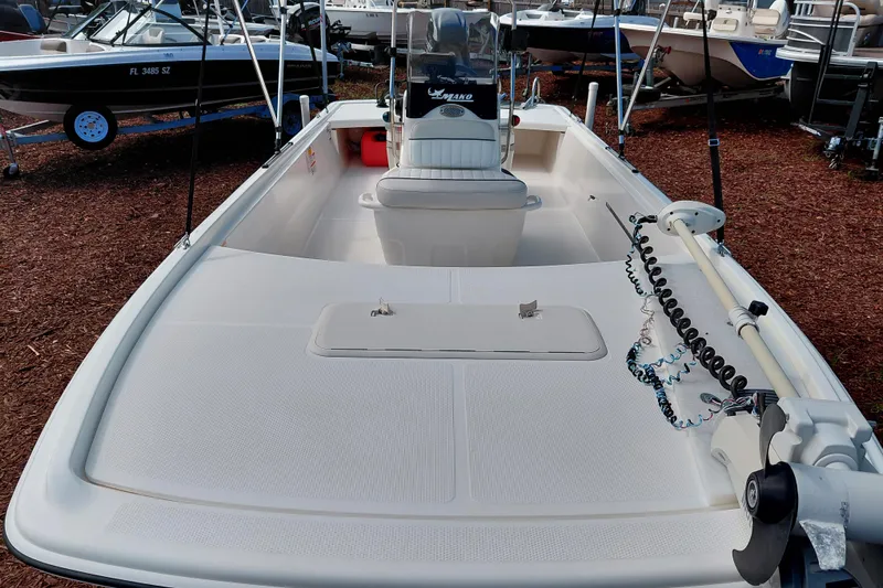Slide: The Image of 2015 Mako Pro Skiff 17 CC boat with center console and trolling motor. - 12