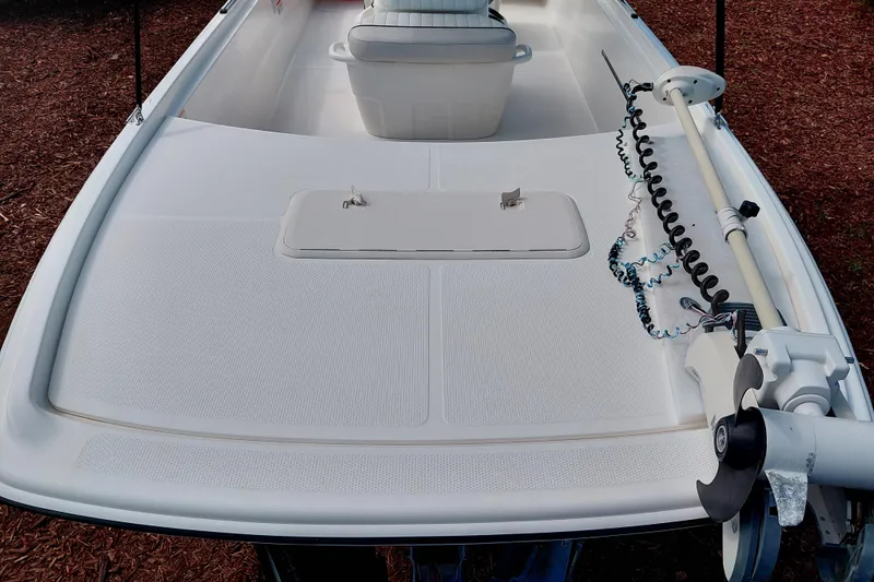 Slide: The Image of 2015 Mako Pro Skiff 17 CC boat deck with trolling motor and storage hatch. - 14