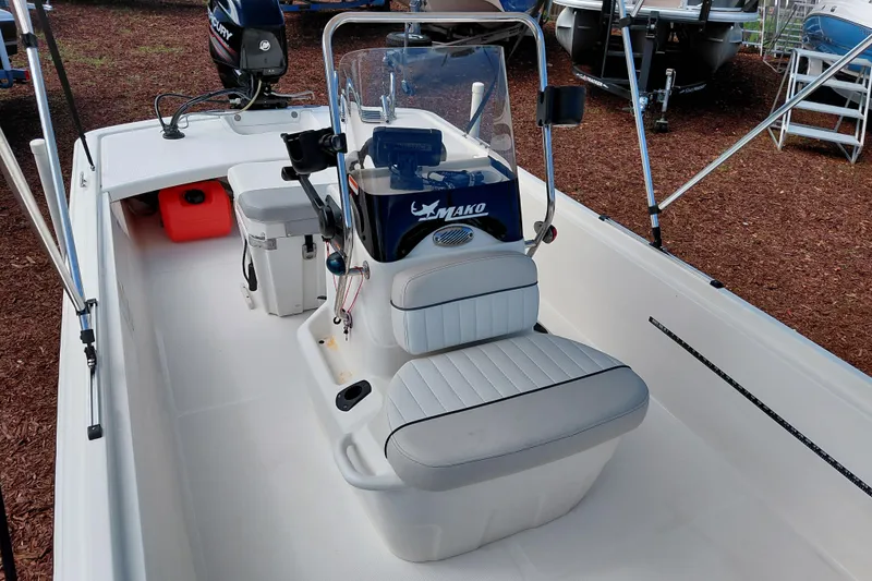 Slide: The Image of 2015 Mako Pro Skiff 17 CC boat interior with seating and console. - 16