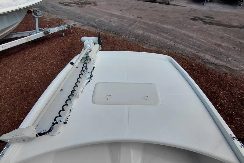 Slide: The Image of 2015 Mako Pro Skiff 17 CC boat deck with trolling motor and storage hatch. - 20