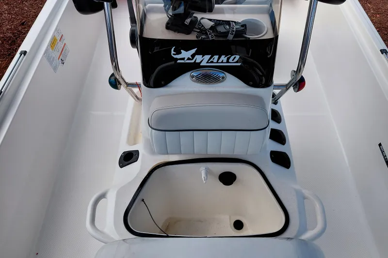 Slide: The Image of 2015 Mako Pro Skiff 17 CC boat interior with console and seating. - 23