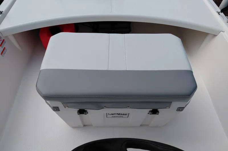 Slide: The Image of 2015 Mako Pro Skiff 17 CC boat interior with cushioned storage seat. - 27