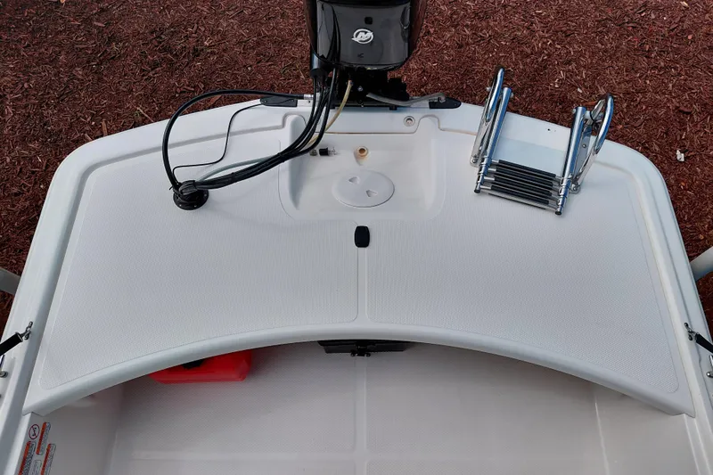 Slide: The Image of 2015 Mako Pro Skiff 17 CC boat stern with motor and ladder. - 31