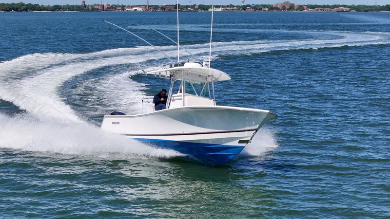 The Image of 2006 Regulator 29 Forward Seating boat cruising on water. - 0