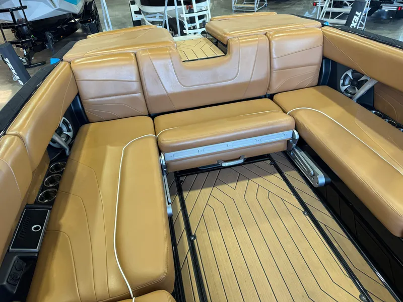 Slide: The Image of Malibu Wakesetter 24 MXZ 2019 - 16