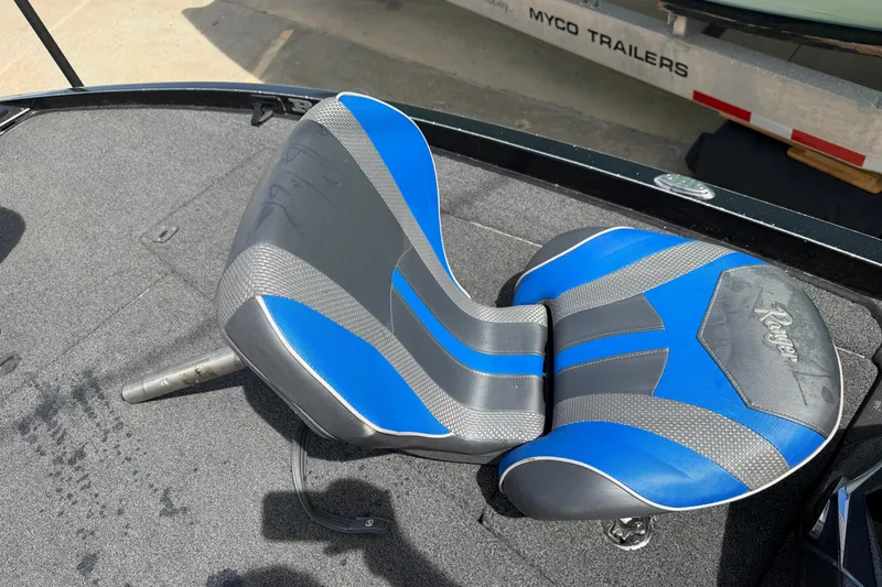 Slide: The Image of Blue and gray seat on 2022 Ranger Z520R Cup-Equipped boat deck. - 74