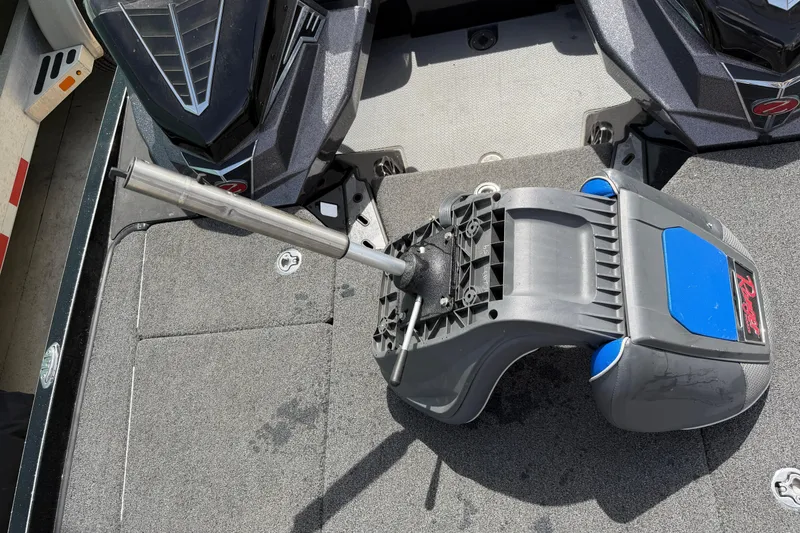Slide: The Image of 2022 Ranger Z520R Cup-Equipped boat seat on deck, featuring blue accents and sturdy design. - 76