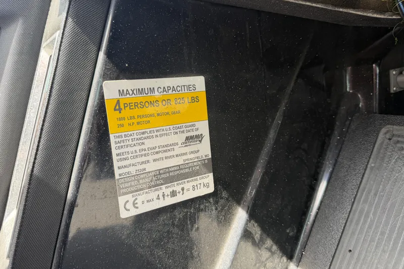 Slide: The Image of 2022 Ranger Z520R Cup-Equipped boat capacity label, maximum 4 persons or 825 lbs. - 80