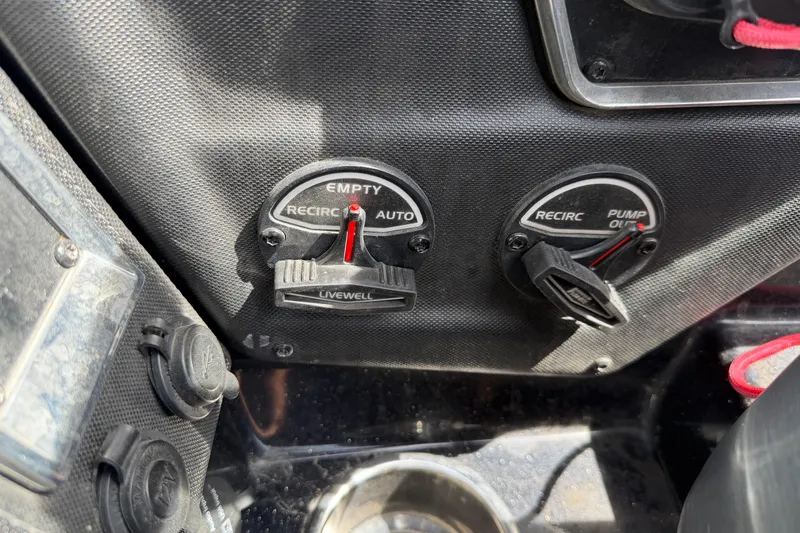 Slide: The Image of Control panel of a 2022 Ranger Z520R Cup-Equipped boat with livewell settings. - 85